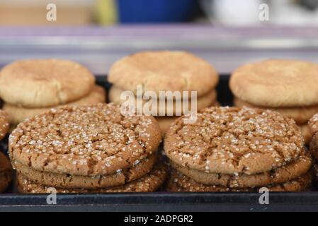 Auswahl an frisch gebackenen verschiedene Cookies, gestapelt Hohe Stockfoto