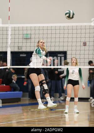 Volleyball-Action mit Kuna gegen Bonneville High School in Coeur d'Alene, Idaho. Stockfoto
