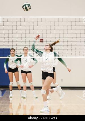 Volleyball-Action mit Kuna gegen Bonneville High School in Coeur d'Alene, Idaho. Stockfoto