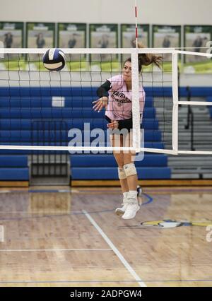 Volleyball-Action mit Kuna gegen Bonneville High School in Coeur d'Alene, Idaho. Stockfoto