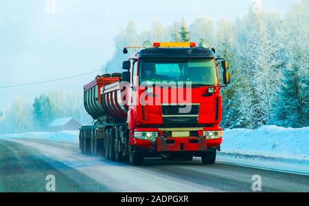 Tanker Lagerung in der Straße der Winter Rovaniemi reflex Stockfoto