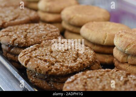 Auswahl an frisch gebackenen verschiedene Cookies, gestapelt Hohe Stockfoto