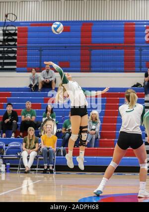 Volleyball-Action mit Kuna gegen Bonneville High School in Coeur d'Alene, Idaho. Stockfoto