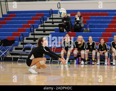 Volleyball-Action mit Kuna gegen Bonneville High School in Coeur d'Alene, Idaho. Stockfoto