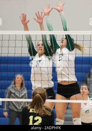 Volleyball-Action mit Kuna gegen Bonneville High School in Coeur d'Alene, Idaho. Stockfoto