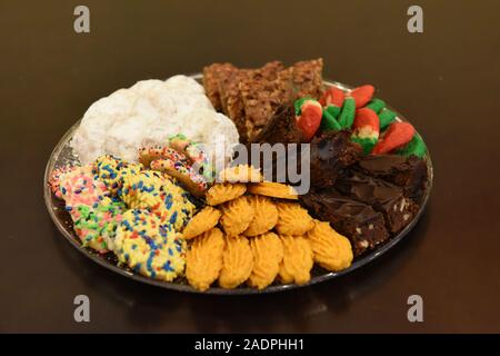 Auswahl an frisch gebackenen Weihnachtsplätzchen verschiedener Aromen Stockfoto