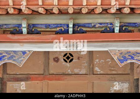 Polychrome Holzbalken-Holzvorbau. Mogao Buddhist Caves-Dunhuang-Gansu-China-0640 Stockfoto