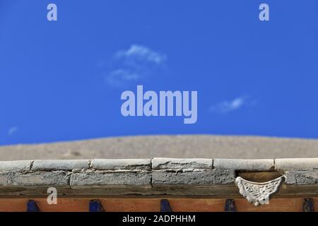 Dachkante mit Antefix-Abschlussblock. Gebäude in Mogao-Höhlen S. area-Dunhuang-Gansu-China-0645 Stockfoto