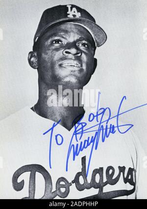 Vintage autographierte schwarz-weiß Foto von Los Angeles Dodgers Baseball spieler Manny Mota ca. 70er Jahre. Stockfoto