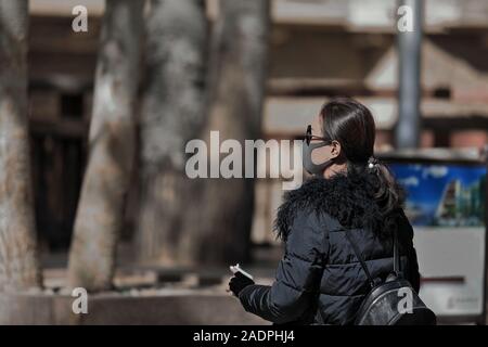 Stilvolle chinesische junge Frau besucht die Mogao Buddhist Höhlen. Dunhuang-Gansu-China-0649 Stockfoto