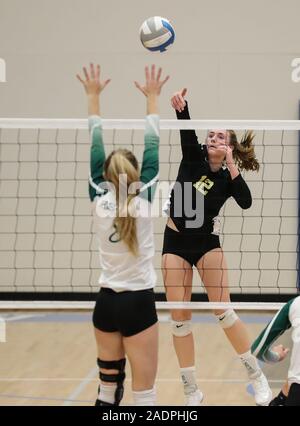 Volleyball-Action mit Kuna gegen Bonneville High School in Coeur d'Alene, Idaho. Stockfoto