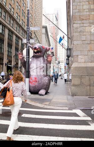 Aufblasbare Ratte ist auf der Stadtstraße in der Nähe einer nicht gewerkschaftlichen Baustelle zu sehen. Scabby the Rat auf einem Bürgersteig in New York City in Lower Manhattan. Stockfoto