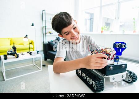 Überglücklich smart boy Bau seine Roboter Stockfoto