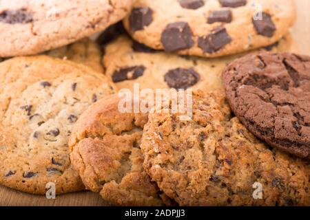 Auswahl an frisch gebackenen verschiedene Cookies, gestapelt Hohe Stockfoto