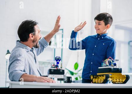 Freudige Vater und smart Sohn hoch fünf Stockfoto
