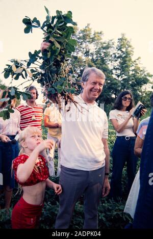 Jimmy Carter gibt uns Senator und ehemaliger Astronaut John Glenn eine Tour durch seine peanut Farm mit Tochter Amy und die Presse im Schlepptau. Stockfoto