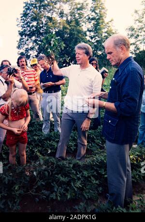 Jimmy Carter gibt uns Senator und ehemaliger Astronaut John Glenn eine Tour durch seine peanut Farm mit Tochter Amy und die Presse im Schlepptau. Stockfoto