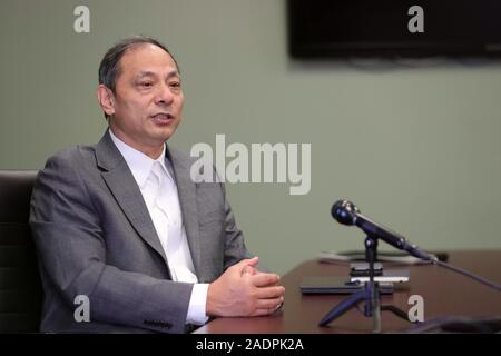 Detroit, USA. 17. Nov, 2019. Bill Zhuang, Präsident und CEO von Tianhai elektrische Nordamerika, spricht in einem Interview mit der Nachrichtenagentur Xinhua in seinem Büro in der Vorstadt von Detroit, USA, Nov. 17, 2019. Eine chinesische Autoteile Firma, die in US-Midwest Michigan für ein Jahrzehnt floriert, ist Förderung seiner Bemühungen, die Möglichkeiten der lokalen Automobilindustrie zu tippen. MIT GO" Funktion: Chinesische Firma Hähne Potenzial der Automobilindustrie in den USA Michigan 'Credit: Wang Ping/Xinhua/Alamy leben Nachrichten Stockfoto