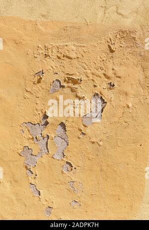 Nahaufnahme einer Verwitterten und alte Betonwand, Gelb die Farbe blätterte von den Wänden. Hohe Auflösung abstract full frame strukturierten Hintergrund. Stockfoto