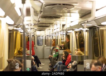 Moskau. Russland. 10.04.2019. Die Menschen in der U-Bahn. Altes Auto auf die kakhovka Linie. Stockfoto