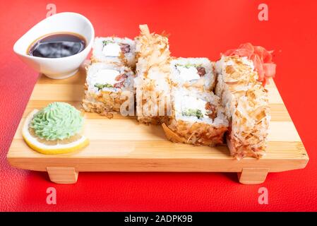 Getrockneter Thunfisch panade Rollen mit verschiedenen Füllungen. Close-up. Stockfoto