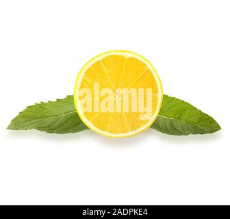 Frisches Obst und Minze auf weißem Hintergrund Stockfoto