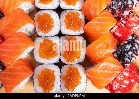 Sushi Set von Brötchen und Mohn, mit Lachs und Kaviar. Mit Thunfisch und Krill Kalifornien und Philadelphia. Close-up. Stockfoto