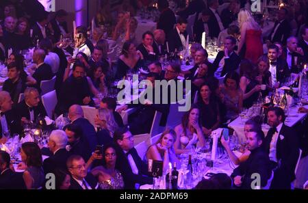 München, Deutschland. 04 Dez, 2019. Gäste des Audi Generation Award hören Sie Musik, die von der Sängerin Lea im Bayerischen Hof. Credit: Felix Hörhager/dpa/Alamy leben Nachrichten Stockfoto