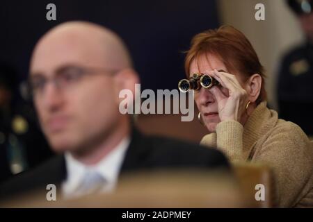 Dezember 4, 2019, Washington, District of Columbia, USA: die Zuschauer mit Fernglas während der Teilnahme an einem Amtsenthebungsverfahren, wo verfassungsrechtlichen Gelehrten vor der US-Justiz Ausschuss in der longworth House Bürogebäude auf dem Capitol Hill Dezember 4, 2019 in Washington, DC, bezeugte. Dies ist die erste Anhörung durch die Vereinigten Staaten Haus Schiedsausschuss im Amtsenthebungsverfahren gegen US-Präsident Donald Trump, dem Haus Demokraten sagen wieder militärische Hilfe für die Ukraine, während anspruchsvolle es seinen politischen Rivalen zu untersuchen. Der Schiedsausschuss wird whe entscheiden Stockfoto