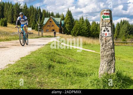 Jakuszyce, Polen - 11. September 2019: Biker auf dem Bike Trail im Isergebirge in Polen Stockfoto