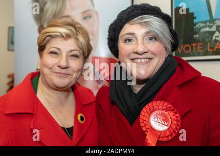 Southend On Sea, Großbritannien. 4. Dez, 2019. Mit nur etwas mehr als eine Woche bis zum Dezember Wahl, Emily Thornberry, Schatten Außenminister, besuche Southend ihre Unterstützung für die Kandidaten für Rochford und Southend Ost, Ashley Dalton zu verleihen. Credit: Penelope Barritt/Alamy leben Nachrichten Stockfoto