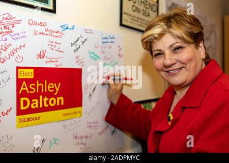 Southend On Sea, Großbritannien. 4. Dez, 2019. Mit nur etwas mehr als eine Woche bis zum Dezember Wahl, Emily Thornberry, Schatten Außenminister, besuche Southend ihre Unterstützung für die Kandidaten für Rochford und Southend Ost, Ashley Dalton zu verleihen. Credit: Penelope Barritt/Alamy leben Nachrichten Stockfoto