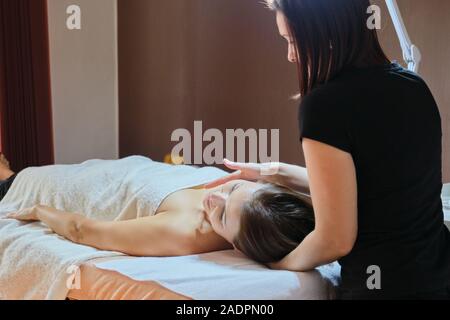 Reife Frau liegend auf Massage Tisch und eine medizinische Massage Stockfoto