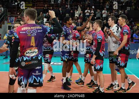 Perugia, Italien. 4. Dez, 2019. Sir sicoma esulta pwer monini feiert die Vittoria von partitaduring Sir Sicoma Monini Perugia vs Benfica Lisbona, Volleyball Champions League Männer Meisterschaft in Perugia, Italien, 04. Dezember 2019 - LPS/Loris Cerquiglini Credit: Loris Cerquiglini/LPS/ZUMA Draht/Alamy leben Nachrichten Stockfoto