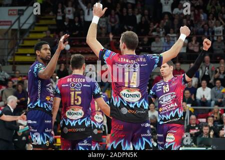 Perugia, Italien. 4. Dez, 2019. Sir sicoma esulta pwer monini feiert die Vittoria von partitaduring Sir Sicoma Monini Perugia vs Benfica Lisbona, Volleyball Champions League Männer Meisterschaft in Perugia, Italien, 04. Dezember 2019 - LPS/Loris Cerquiglini Credit: Loris Cerquiglini/LPS/ZUMA Draht/Alamy leben Nachrichten Stockfoto