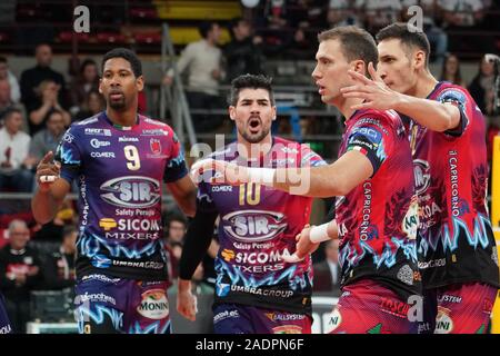 Perugia, Italien. 4. Dez, 2019. Sir sicoma celebratesduring monini Sir Sicoma Monini Perugia vs Benfica Lisbona, Volleyball Champions League Männer Meisterschaft in Perugia, Italien, 04. Dezember 2019 - LPS/Loris Cerquiglini Credit: Loris Cerquiglini/LPS/ZUMA Draht/Alamy leben Nachrichten Stockfoto