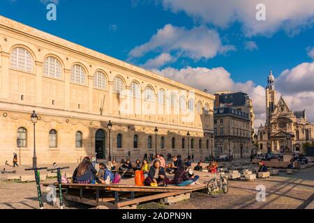 Paris, Frankreich - 7 November 2019: Studenten der Sorbonne vor Saint Geneviève Bibliothek, die Jacques Doucet literarische Bibliothek und der Saint-Étie Stockfoto