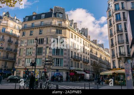 Paris, Frankreich - 7 November 2019: Kreuz auf Rambuteau und Beaubourg Straßen, in der Nähe des Centre Pompidou Stockfoto