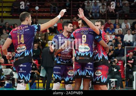 Perugia, Italien. 4. Dez, 2019. Sir sicoma celebratesduring monini Sir Sicoma Monini Perugia vs Benfica Lisbona, Volleyball Champions League Männer Meisterschaft in Perugia, Italien, 04. Dezember 2019 - LPS/Loris Cerquiglini Credit: Loris Cerquiglini/LPS/ZUMA Draht/Alamy leben Nachrichten Stockfoto