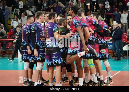 Perugia, Italien. 4. Dez, 2019. Sir sicoma esulta pwer monini feiert die Vittoria von partitaduring Sir Sicoma Monini Perugia vs Benfica Lisbona, Volleyball Champions League Männer Meisterschaft in Perugia, Italien, 04. Dezember 2019 - LPS/Loris Cerquiglini Credit: Loris Cerquiglini/LPS/ZUMA Draht/Alamy leben Nachrichten Stockfoto