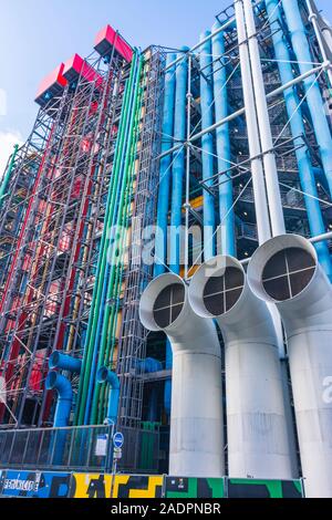 Paris, France - November 7, 2019: National Center of Art and Culture Georges Pompidou, (Renzo Piano and Richard Rogers, 1977) Industrial design. Elect Stockfoto