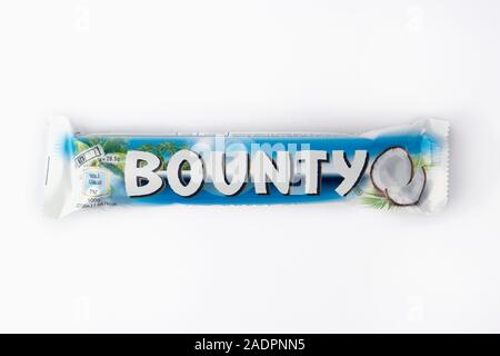 Ein Bounty Schokolade Schuß auf einem weißen Hintergrund. Stockfoto