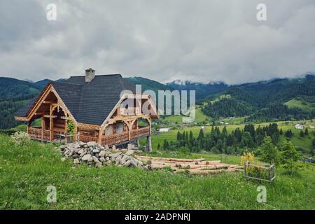 Landschaft im Nebel. Haus in den Bergen. Die alte gruselige Haus auf dem Land nirgendwo. Holz- Haus in der Mitte der kargen Land. Sce Stockfoto