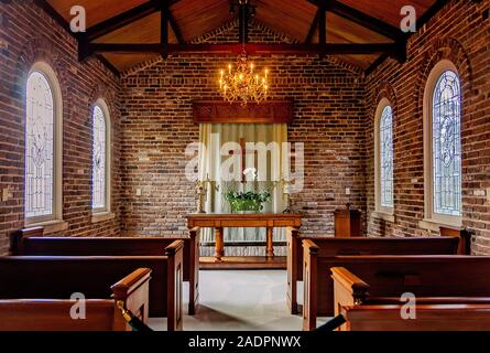 Ein kronleuchter leuchtet über dem Altar in der Kapelle des Bellingrath Gardens, Februar 16, 2019, Theodore, Alabama. Stockfoto