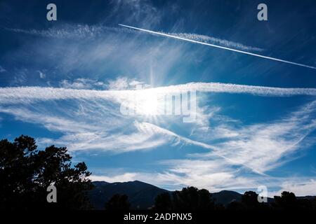 Kommerzielle Fluglinie jet Kondensstreifen über einen klaren, blauen Himmel Colorado Stockfoto