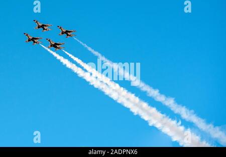 Vier Kampfjets der US Air Force Thunderbirds fliegen zusammen mit perfekter blauer Himmel Stockfoto