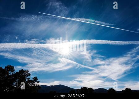 Kommerzielle Fluglinie jet Kondensstreifen über einen klaren, blauen Himmel Colorado Stockfoto