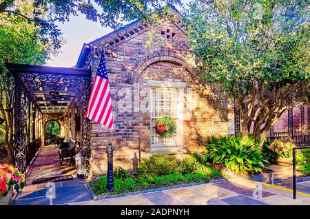 A Christmas wreath hängt an einem Fenster bei Bellingrath Gardens, Nov. 24, 2019. Bellingrath Gastgeber des jährlichen Weihnachten Licht zu zeigen. Stockfoto