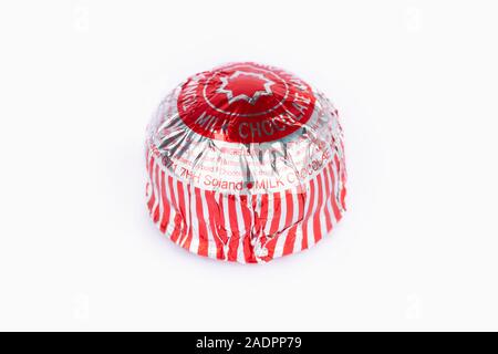 Ein Tunnock Milch Schokolade Kaffee Kuchen Schuß auf einem weißen Hintergrund. Stockfoto