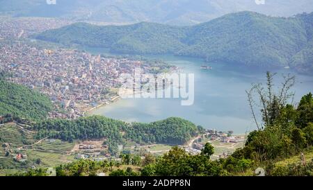 Gleitschirme gegen den Himalaya, Pokhara, Nepal fliegen. Stockfoto